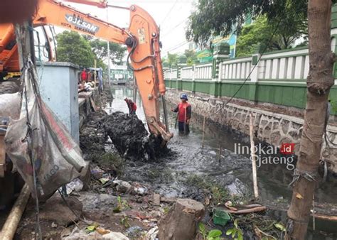 Atasi Banjir Pemkot Semarang Kebut Pengerukan Sedimentasi Hingga