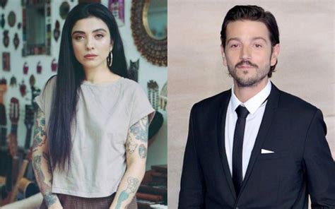 Mon Laferte y Diego Luna juntos Aquí el beso que lo confirma El