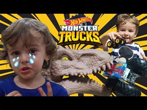 Lorenzo E Pedro Brincam Os Carrinhos Monster Trucks Da Hot Wheels