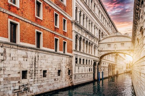 Vista dos canais a ponte dos suspiros ao pôr do sol em veneza