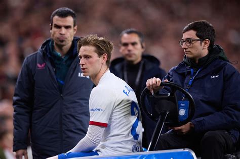 Bar A Verwelkomt Frenkie De Jong Op Trainingsveld In Aanloop Naar Cl