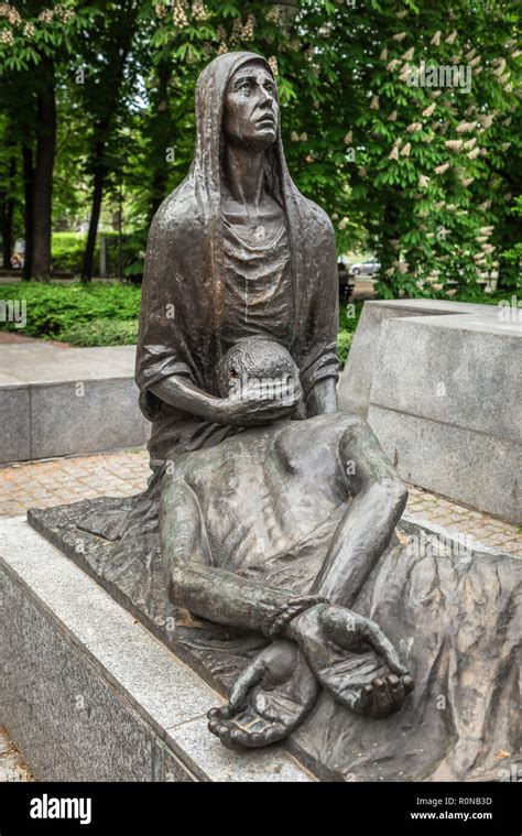 Trauernde Frau Statue Fotos Und Bildmaterial In Hoher Auflösung Alamy