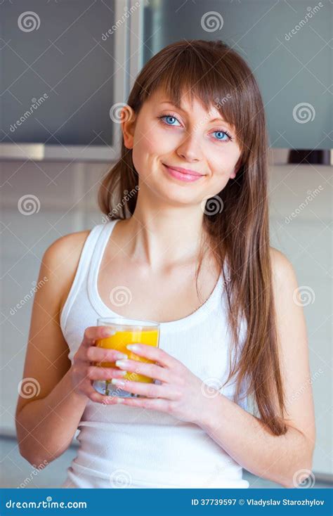 Muchacha Morena Joven Con Un Vidrio De Jugo En La Cocina Imagen De Archivo Imagen De Comer