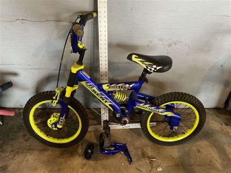 Kids bike with training wheels - Legacy Auction Company