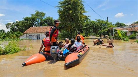 Potret Banjir Rendam Sejumlah Kecamatan Di Brebes Tim Sar Evakuasi