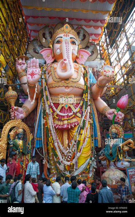 Alto Ganesha Idol 58 Pies De Altura Y Ganesh Idol 2016 En Khairatabad