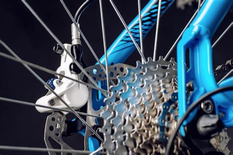 Fotografia Della Bicicletta Della Montagna In Studio Ruota Con I Freni