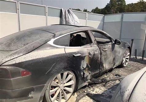 Un Tesla se incendia en una estación de recarga