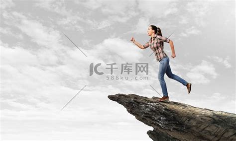 奔跑的女孩。高清摄影大图 千库网 奔跑的女孩。高清摄影大图 千库网