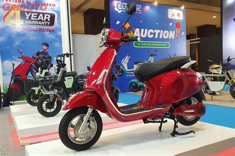 Mejeng Di Pevs Motor Listrik Mirip Vespa Primavera Seharga Honda