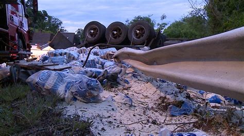 Caminhão tomba e espalha carga de arroz na BR 472 em Uruguaiana Rio