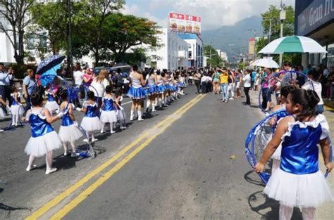 Escuela José Trinidad Cabañas primera en desfilar en San Pedro Sula