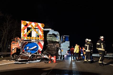 R Sselsheim Verkehrsunfall Auf Der A Lkw F Hrt In Baustellenabsperrung