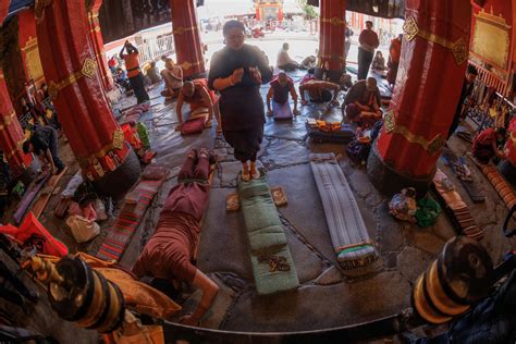 Tibet Prays Under The Chinese Flag Efe