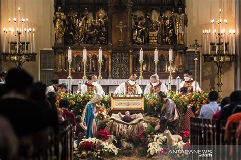 Misa Natal Di Gereja Katedral Jakarta ANTARA News