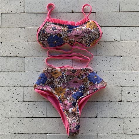 Biquíni Hot Pants Top Reto Babados e Tiras Floral Rosa e Azul Dondoca Moda Feminina