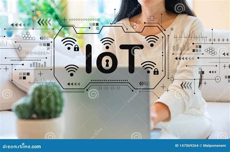 Tema De IoT Con La Mujer Que Usa Su Ordenador Port Til Foto De Archivo