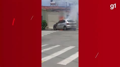 V Deo Carro Pega Fogo E Chamas Se Espalham No Centro De Bom Despacho