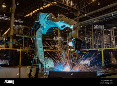 Robot factory welding Fotos und Bildmaterial in hoher Auflösung Alamy