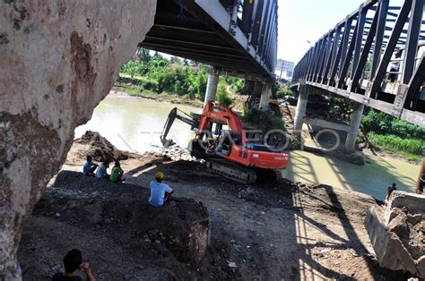 PERBAIKAN TOTAL JEMBATAN COMAL ANTARA Foto