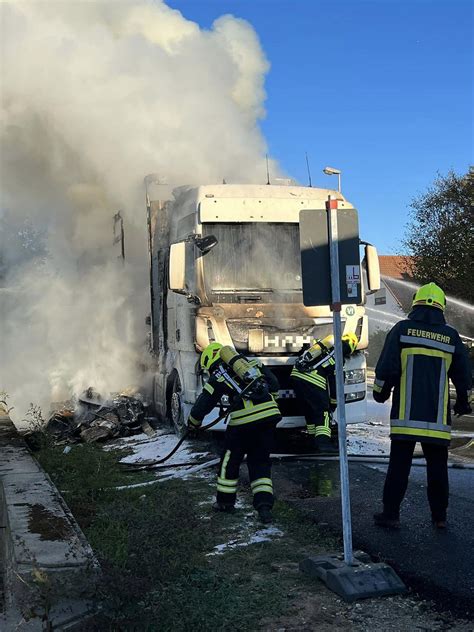 Riesige Rauch S Ule Im Kreis Bamberg Lkw Geht Bei Brand In Flammen Auf