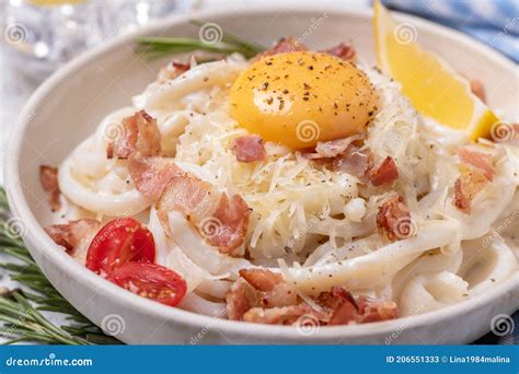 Pasta Di Carbonara Classica Con Pancetta Fritta Parmigiana E Tuorlo D