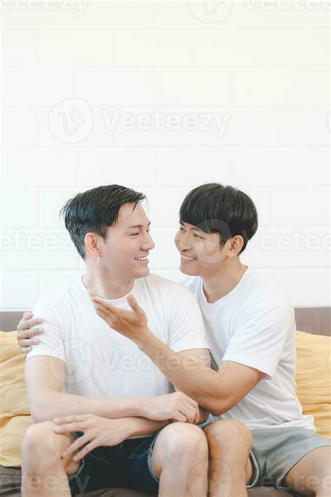 contento asiático gay Pareja abrazo juntos en sofá asiático lgbt