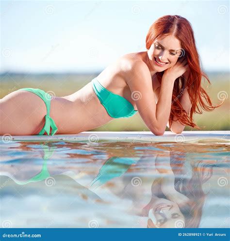 Retraso De Verano Una Preciosa Pelirroja Posando Al Sol De Verano En Bikini Imagen De Archivo