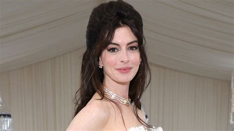 So Is Anne Hathaway Wearing A Bumpit At The Met Gala See