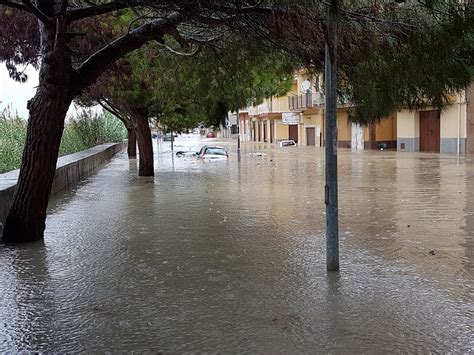 Maltempo In Sicilia Disastrosa Alluvione Lampo A Licata Auto Sommerse