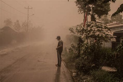 Volcanic Ash Rains Down Over Indonesian Village After Eruption Of Mount Sinabung Mirror Online