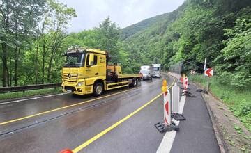 FOTO Nehoda na ceste pod Strečnom Zrazili sa dva kamióny a auto