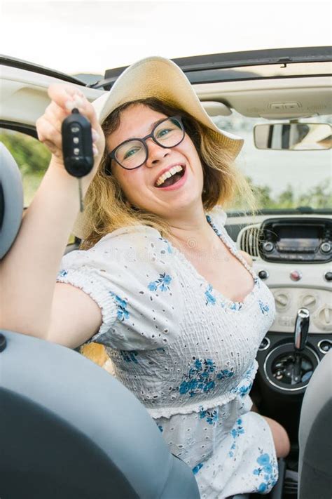Mujer Conductora De Coche Sonriendo Mostrando Las Nuevas Llaves Del ...