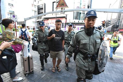 【修例風波】尖沙嘴多間商戶落閘 防暴警察截查帶走黑衣男子 星島日報 Line Today