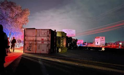 Volcadura De Tr Iler Bloquea Carretera M Xico Quer Taro