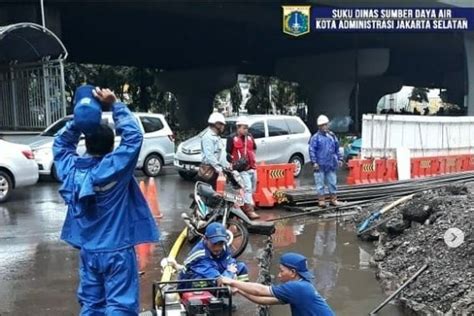 Dua Pompa Dioperasikan Tangani Genangan Di Pancoran ANTARA News