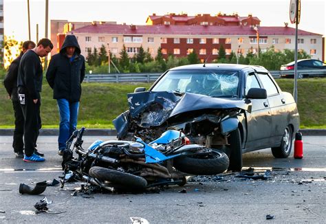 Incidente Stradale Sulla Valassina Auto Travolge Coppia In Moto Morta