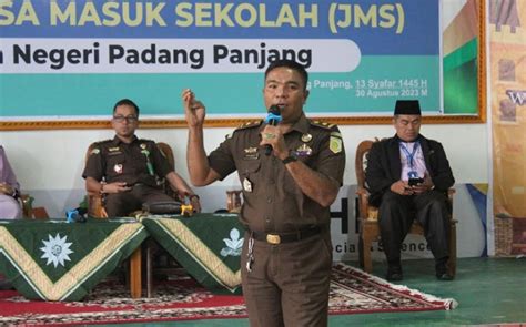 Kejari Padang Panjang Lakukan Penyuluhan Hukum Di Pontren Kauman