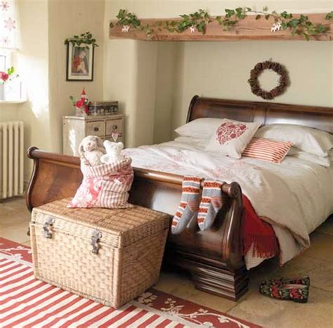 26 Inspiring Christmas Bedroom Design With Fresh Ideas | HomeMydesign