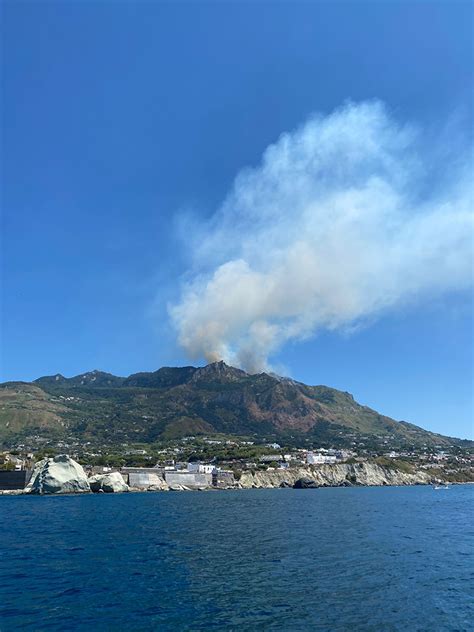 Vasto Incendio Sul Monte Epomeo A Ischia Arriva Il Secondo Elicottero