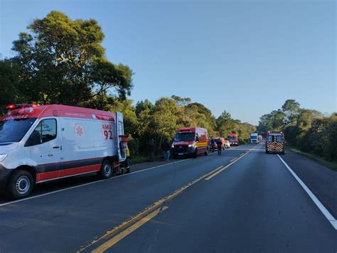 Carro cinco ocupantes capota na BR 470 em São Cristóvão do Sul