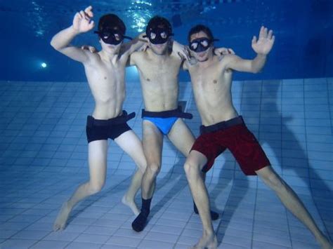 Underwater Men Breatholding Makes Him Bulging In Speedos…