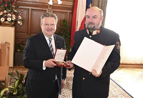 Landeshauptmann Ludwig Berreichte Im Rathaus Hohe Auszeichnung An Drei