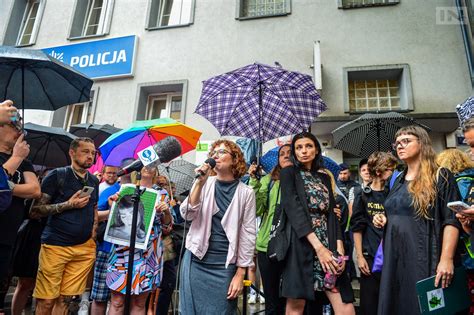 Protest przed komisariatem przy Królewskiej po skandalicznej