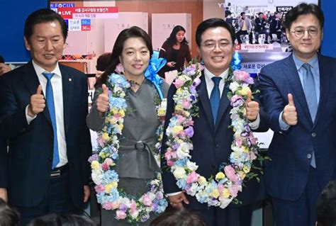 오늘의 1면 사진 민주당 진교훈 강서구청장 당선