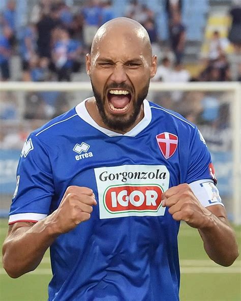 Piacenza Novara Sferra Un Pugno Ad Un Tifoso Benalouane Finisce In