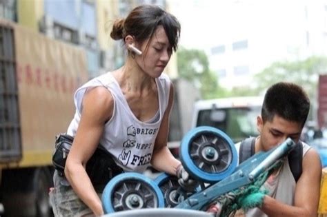 Hot girl bốc vác xinh nhất Hong Kong sau 8 năm viral khắp cõi mạng Đời sống ZNEWS VN