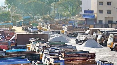 Maharashtra Government Placates Truckers Abolishes Escort Fee