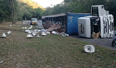 Carreta carregada de vasos sanitários tomba na subida da Serra das