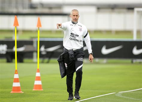 Sylvinho completa quatro meses de trabalho no Timão Veja os números do